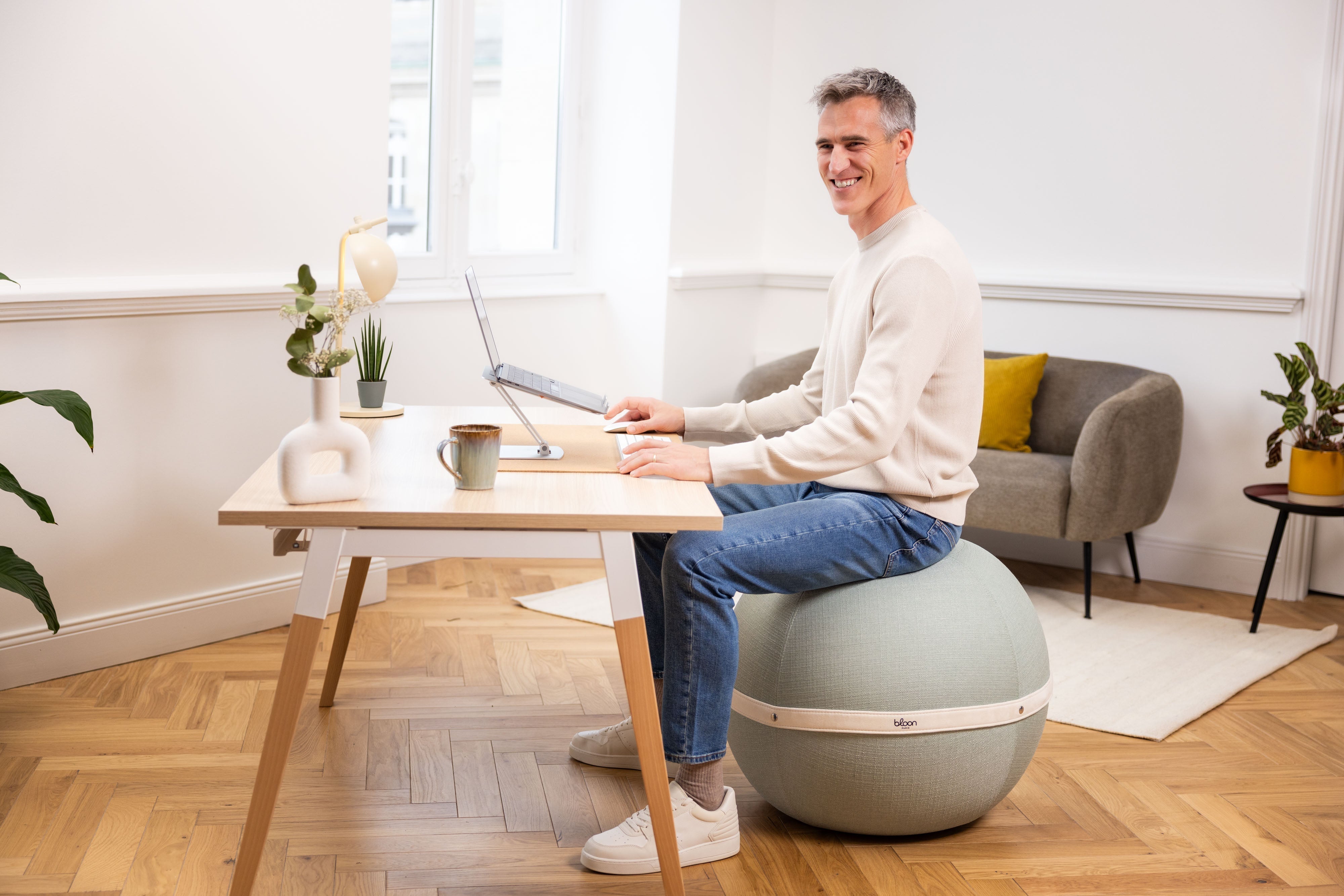 utiliser un swiss ball comme siège de bureau : les bienfaits