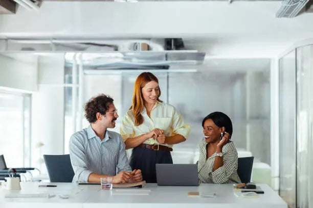 Bien-être au travail : 3 collèges détendus discutant