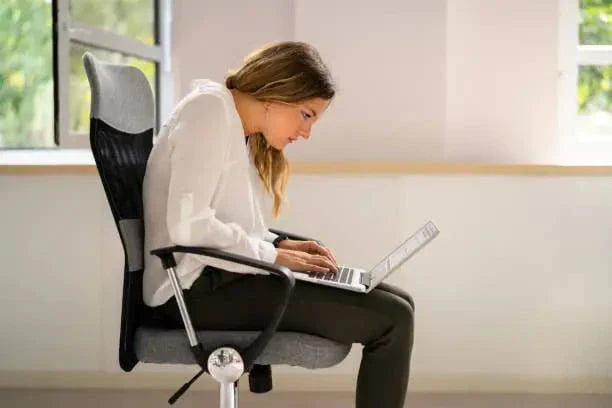 Erreurs de posture au bureau : quelles sont-elles et comment les éviter