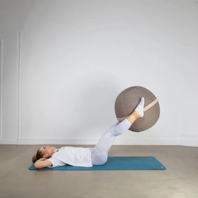 Bienfaits des exercices avec un Swiss Ball - femme faisant des exercices avec son Bloon sur un tapis de yoga