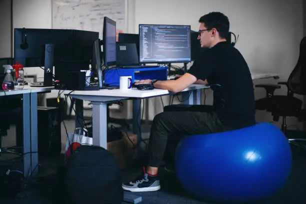 Swiss ball au bureau : de vrais bienfaits ou une fausse bonne idée ?