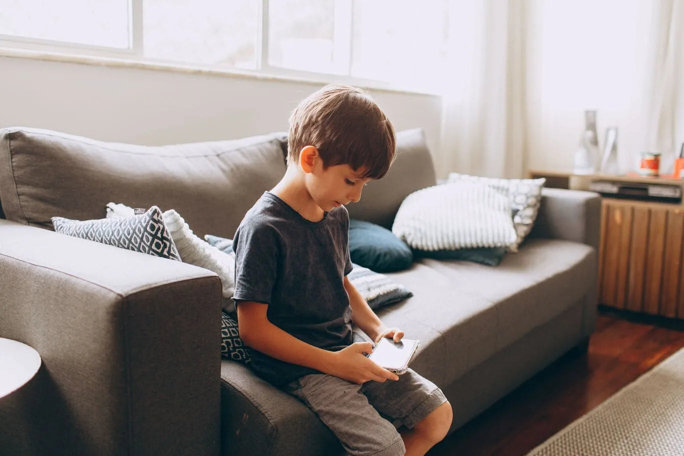 Tech Neck : attention aux cervicales de vos enfants et ados 